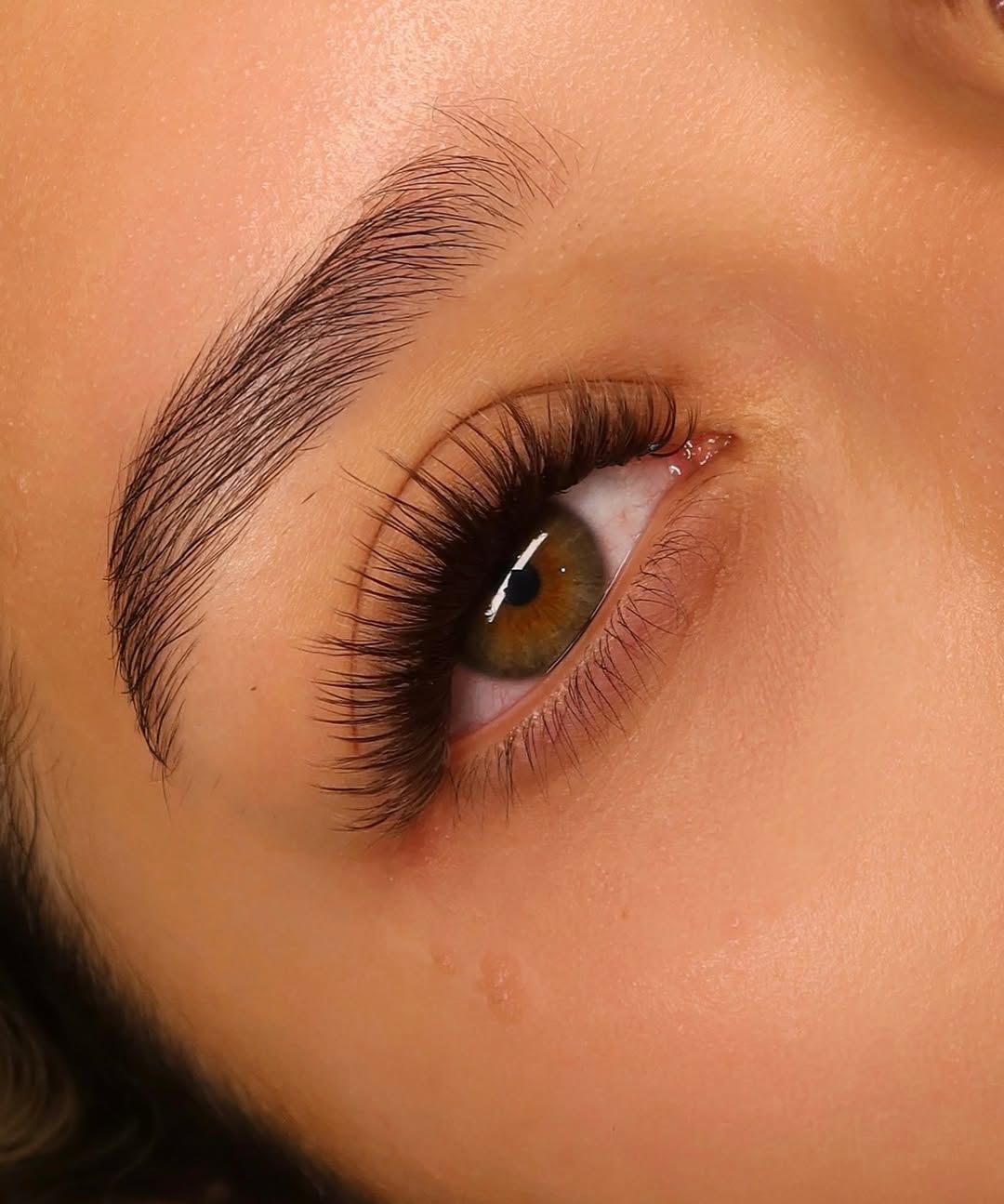 Lash set with a soft brown eye
